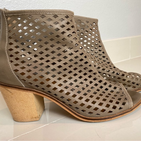 Kelsi Dagger Cut Out Back Zip Boot Size 8 - Picture 5 of 7